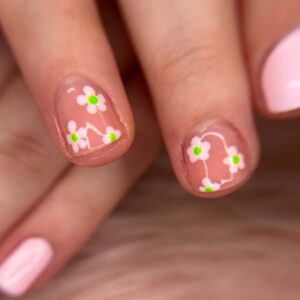 nails-ltpink-floral-closeup